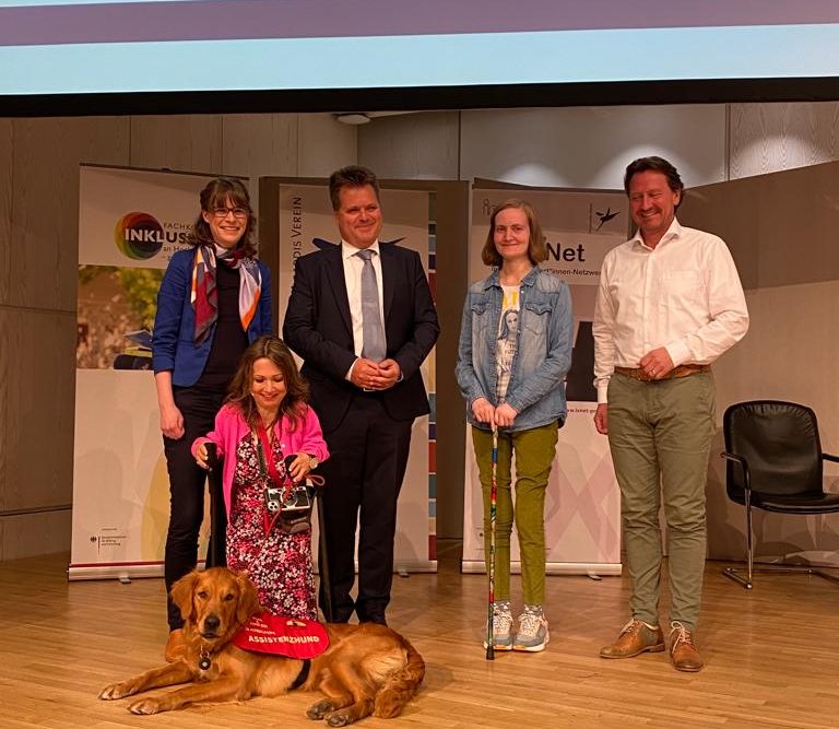 Julia Schönbeck, Hannah Schepers, Olaf Guttzeit und Jürgen Dusel auf dem Podium